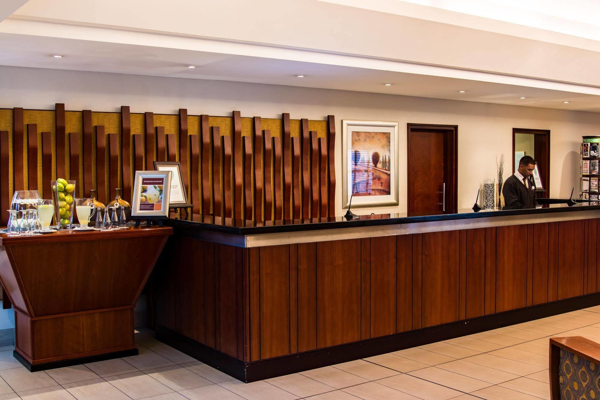 City Lodge Hotel Pinelands Cidade Do Cabo Exterior foto